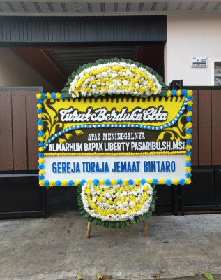 Papan Bunga Duka di Kakenturan Satu